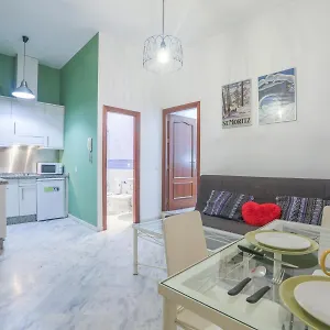 Galindo Center Premium Suites, Free Parking Apartment